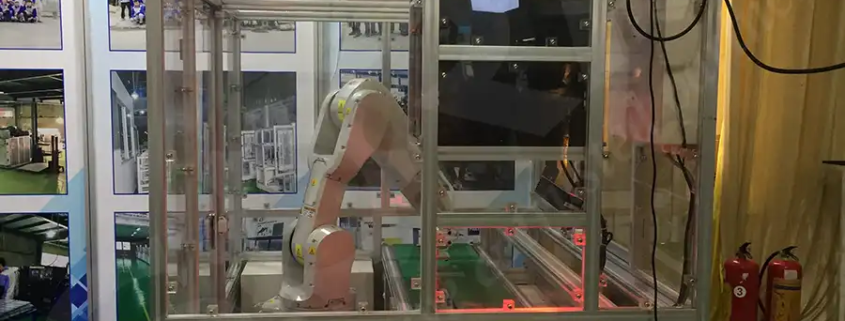 Máy tự động tích hợp robot check barcode
