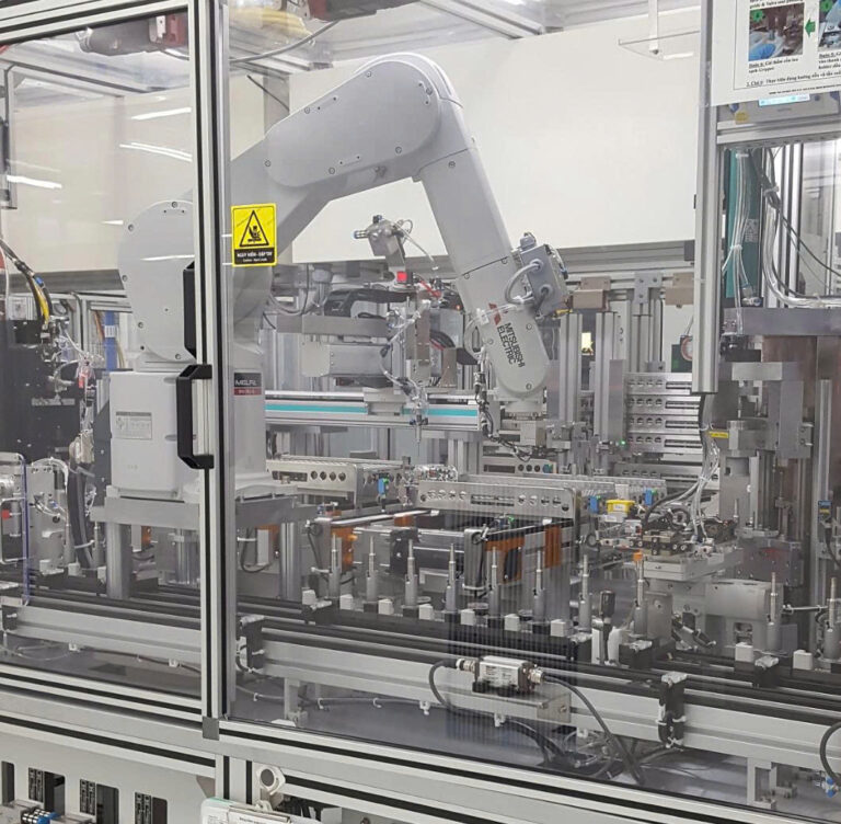MÁY LẮP RÁP LINH KIỆN ĐIỆN TỬ TỰ ĐỘNG TÍCH HỢP ROBOT