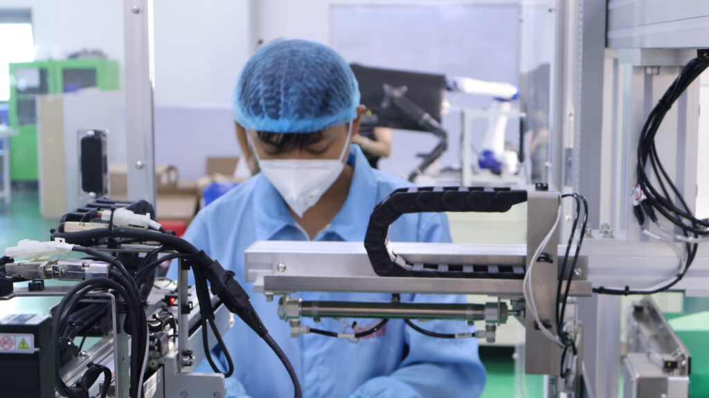 Nhân viên SORA đang chế tạo máy